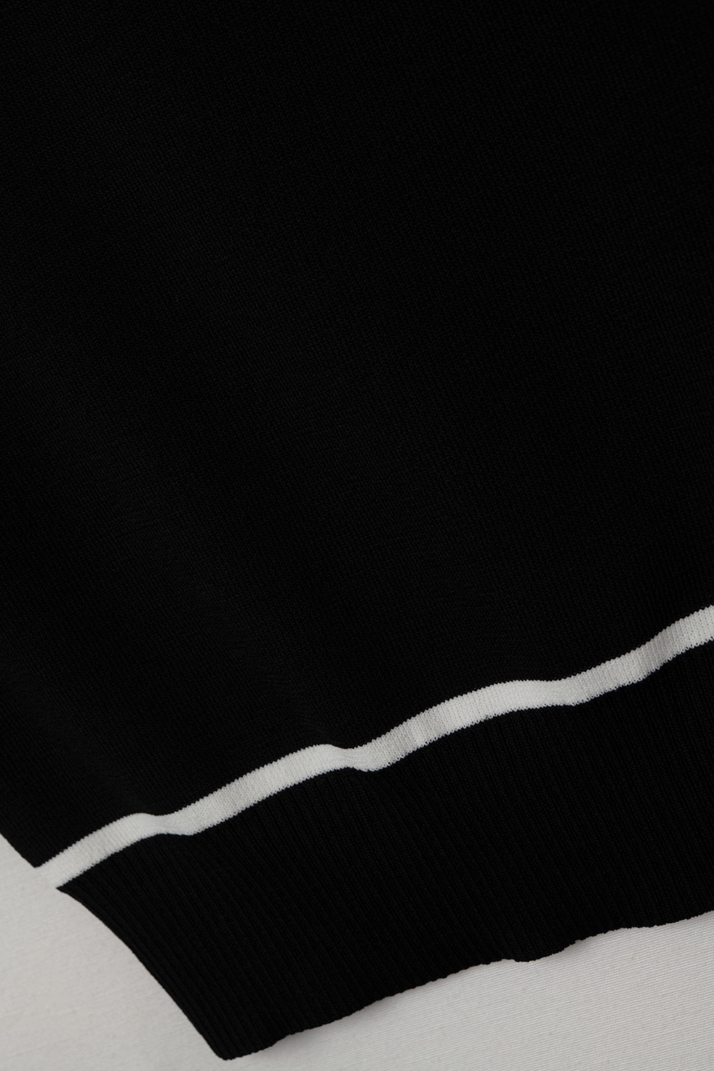 Suéter Sin Mangas En Negro Con Detalle De Líneas Blancas Suéter Sin Mangas En Negro Con Detalle De Líneas Blancas