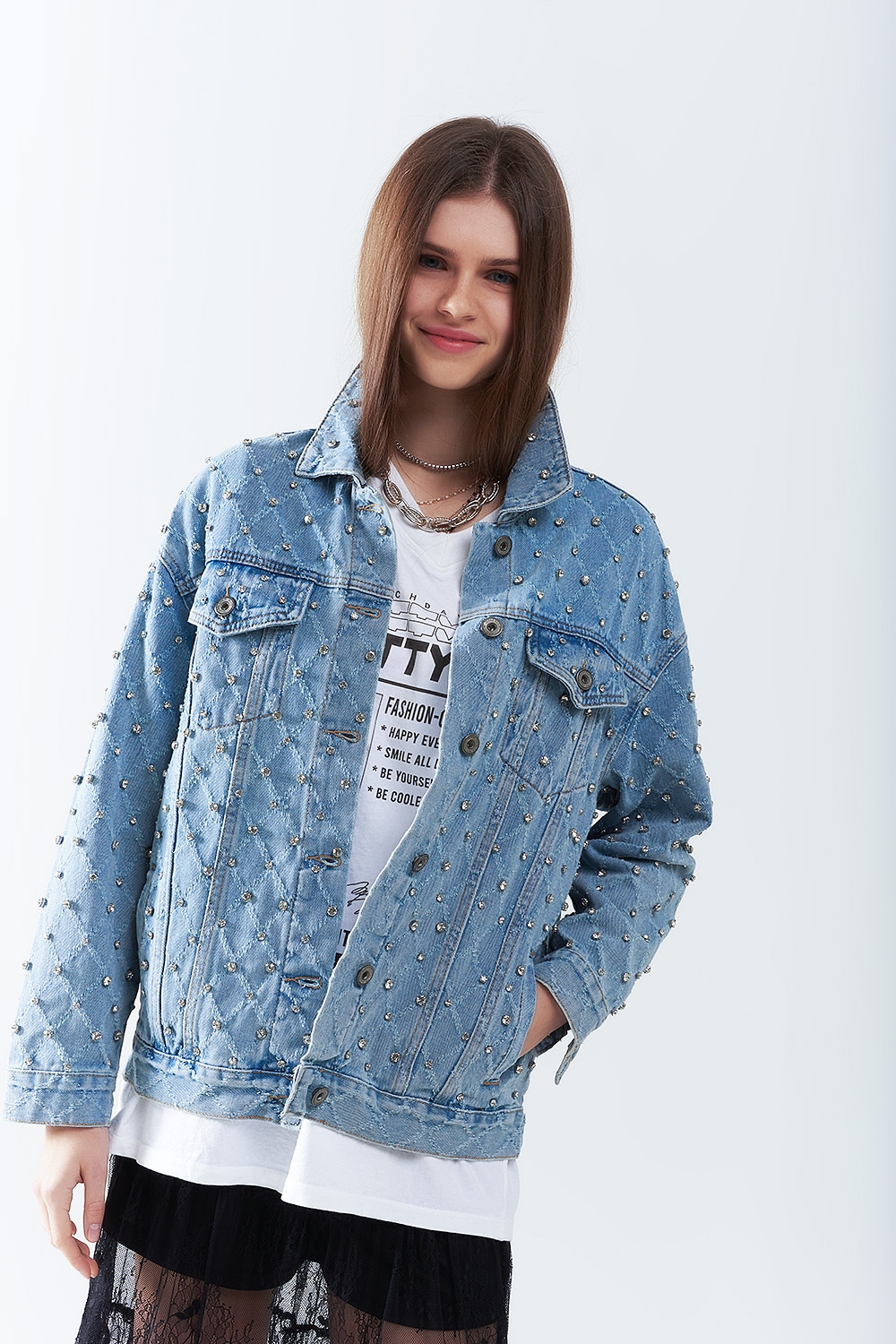 Chaqueta vaquera ancha con pedrería en estampado de rombos Chaqueta vaquera ancha con pedrería en estampado de rombos