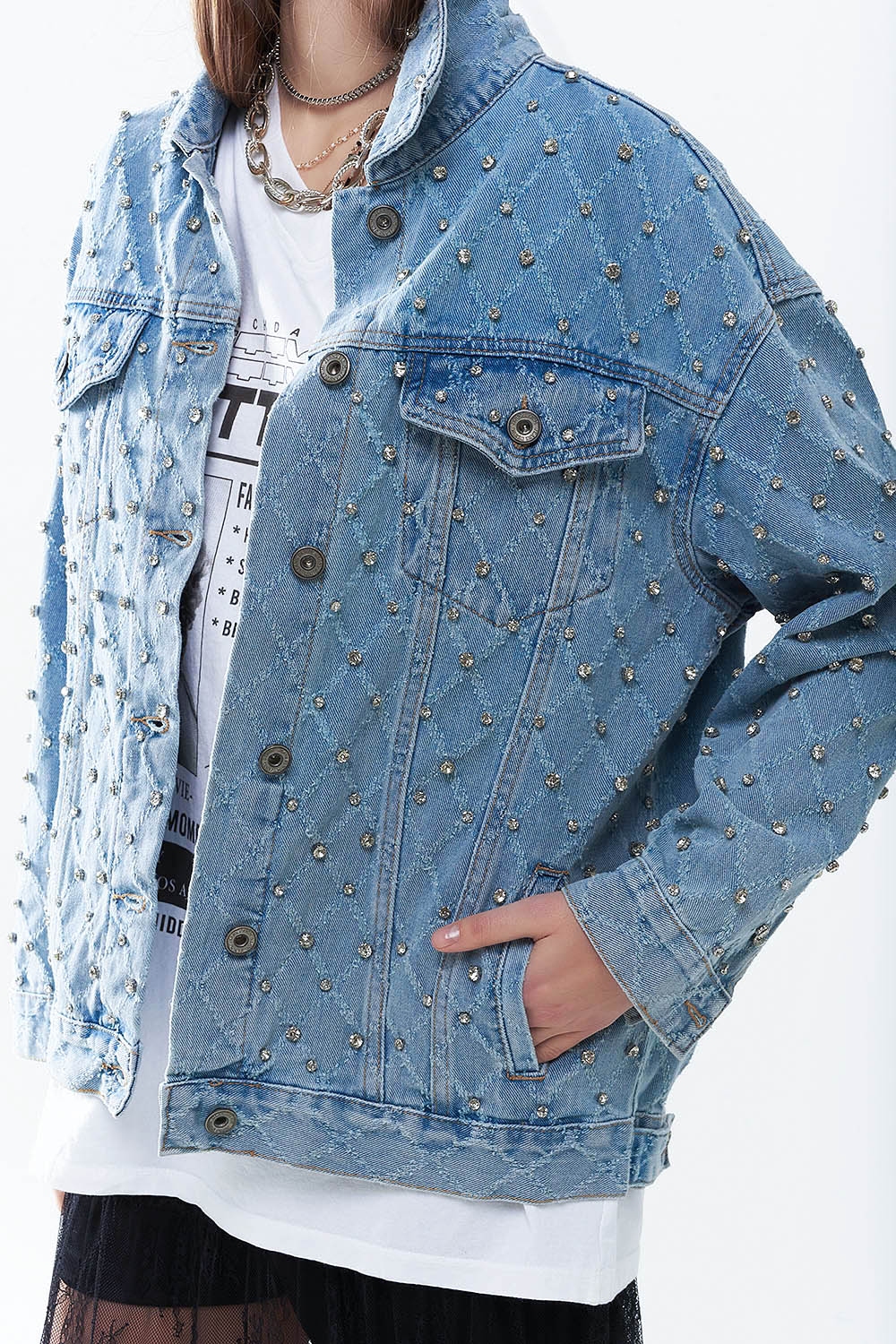 Chaqueta vaquera ancha con pedrería en estampado de rombos Chaqueta vaquera ancha con pedrería en estampado de rombos