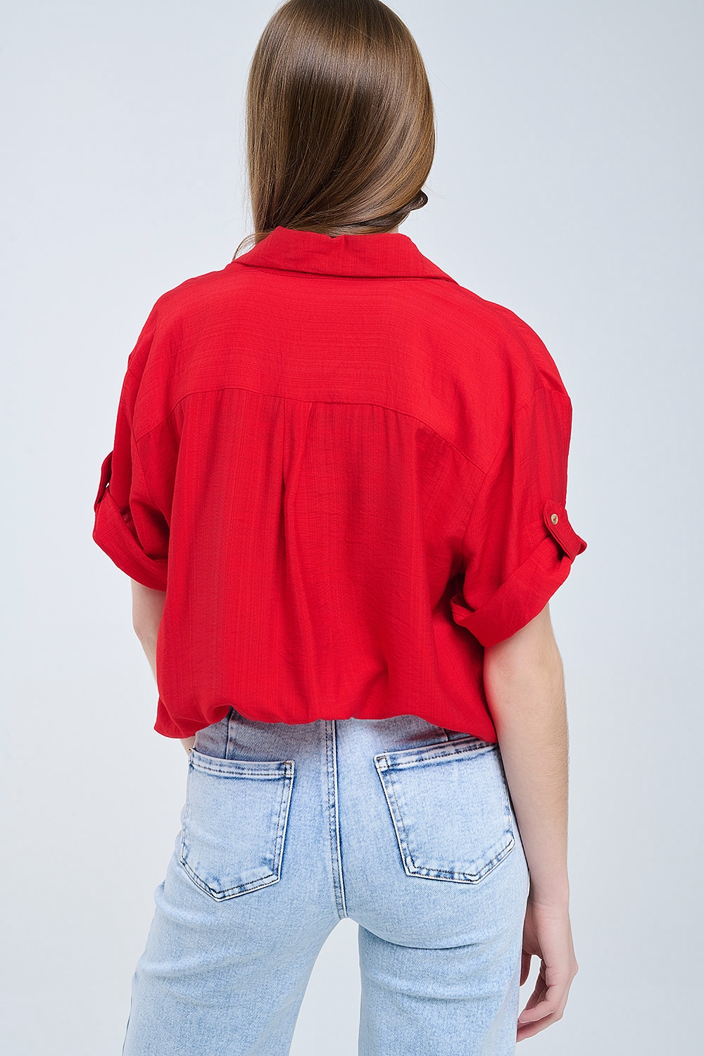 Camisa roja de manga corta con pliegue en la manga Camisa roja de manga corta con pliegue en la manga