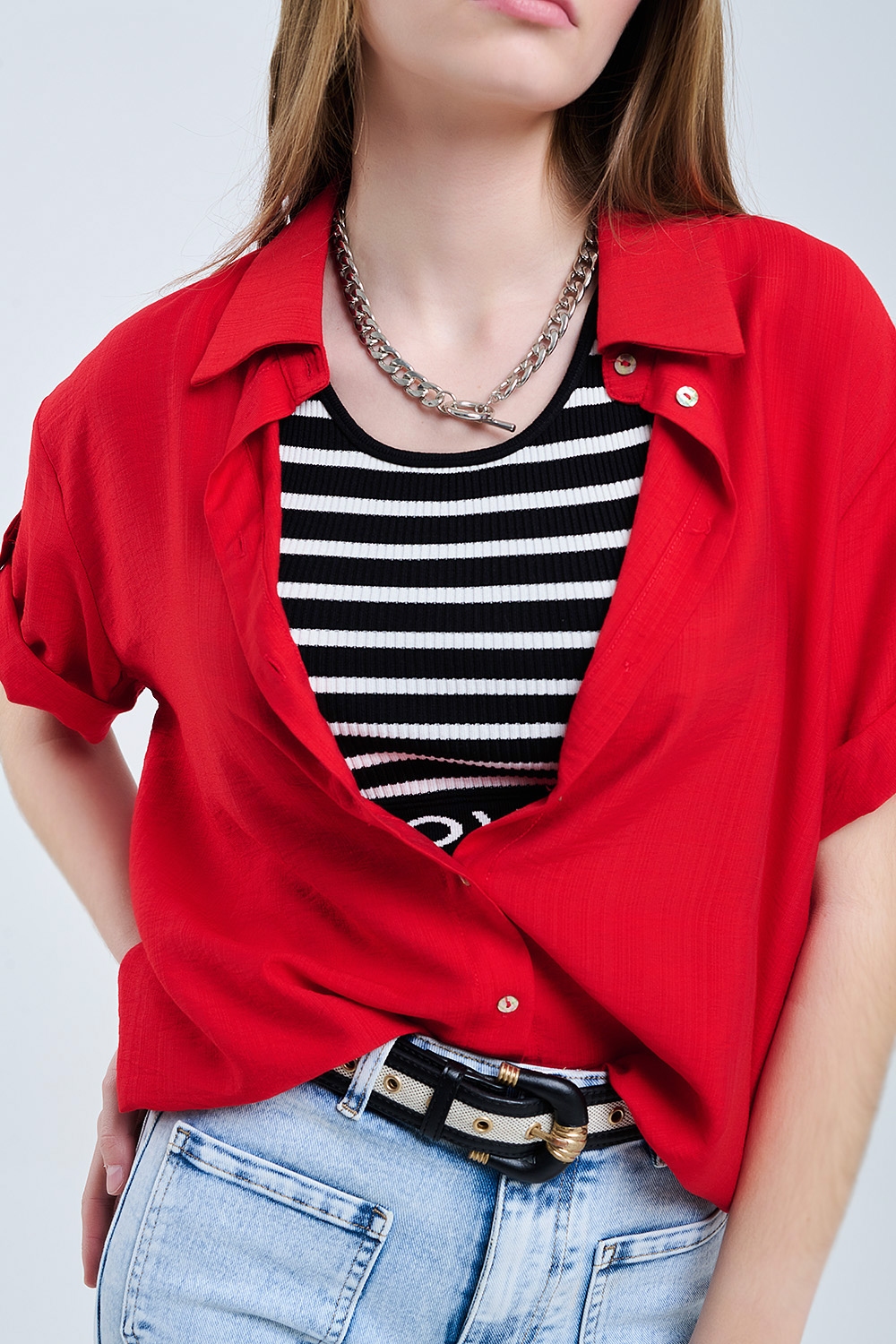 Camisa roja de manga corta con pliegue en la manga Camisa roja de manga corta con pliegue en la manga