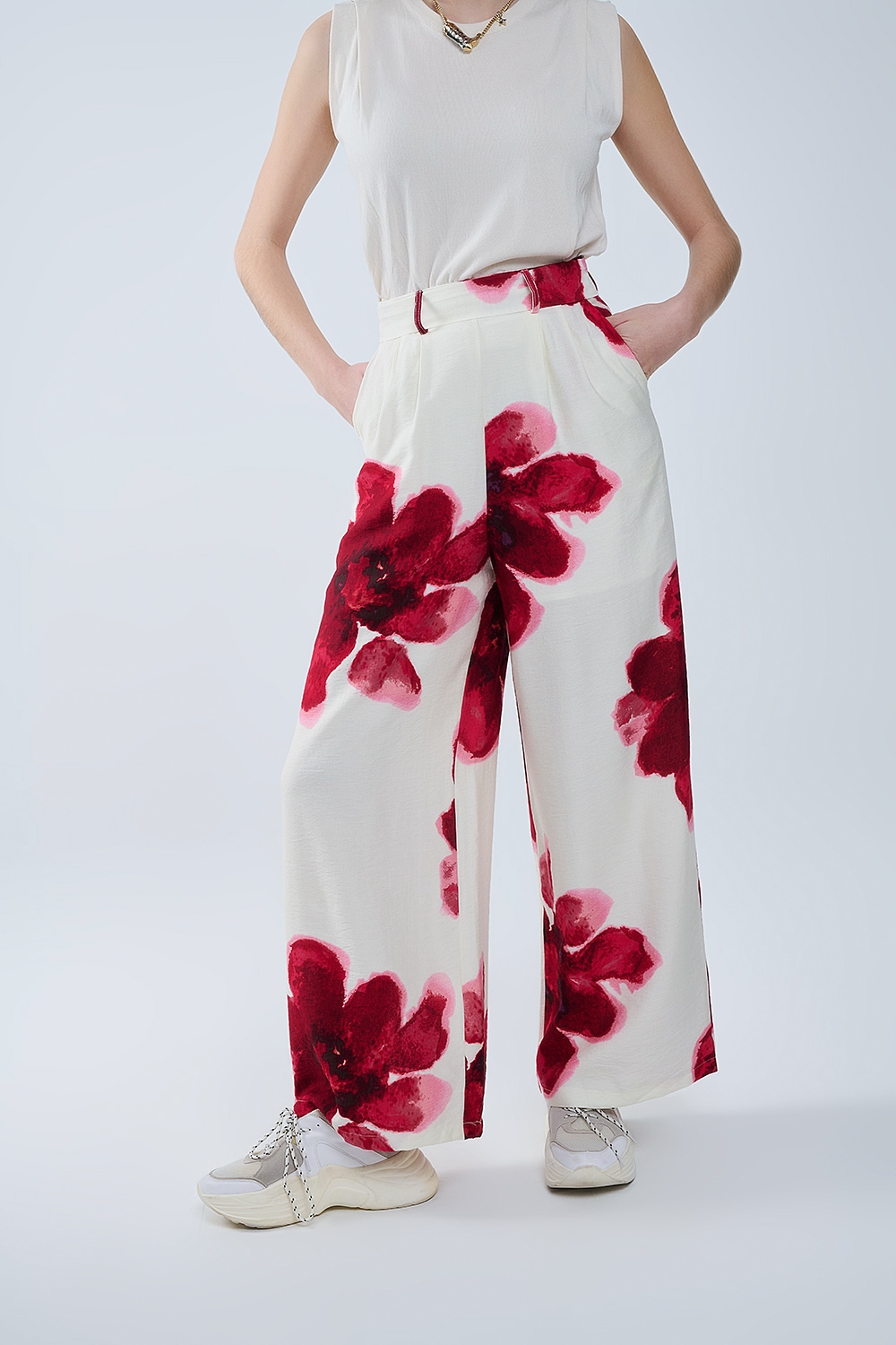 Pantalón palazzo beige con estampado de flores tropicales rojas y cinturón a juego Pantalón palazzo beige con estampado de flores tropicales rojas y cinturón a juego