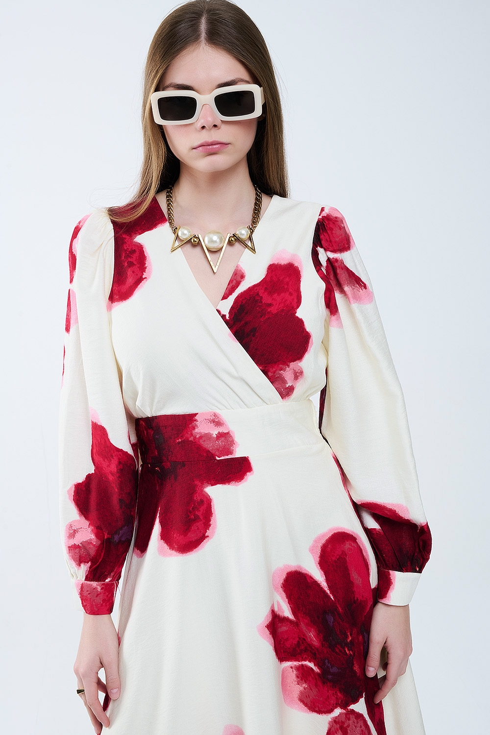 Vestido midi cruzado beige con estampado floral tropical rojo y mangas largas Vestido midi cruzado beige con estampado floral tropical rojo y mangas largas