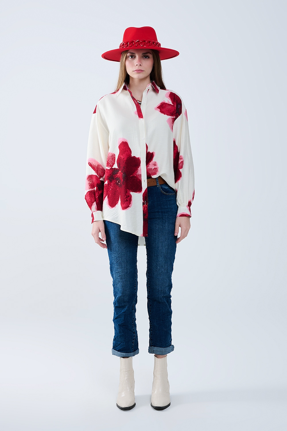 Camisa relajada en beige con estampado de flores tropicales en rojo Camisa relajada en beige con estampado de flores tropicales en rojo