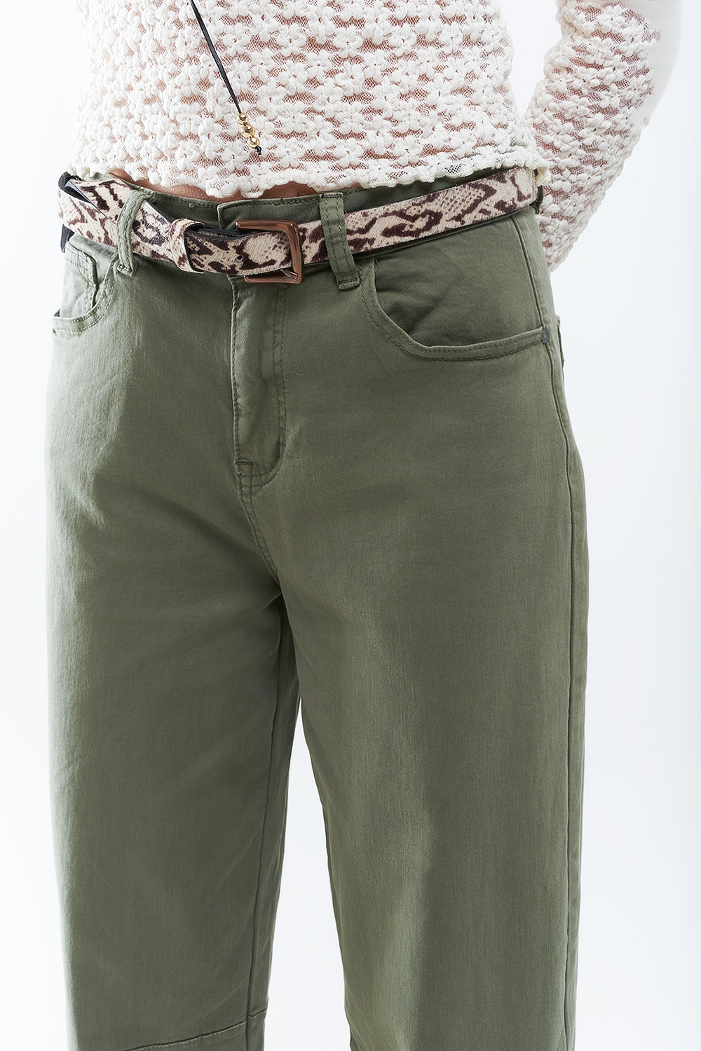 Pantalones rectos hasta el tobillo en caqui con detalle de costura en la rodilla Pantalones rectos hasta el tobillo en caqui con detalle de costura en la rodilla