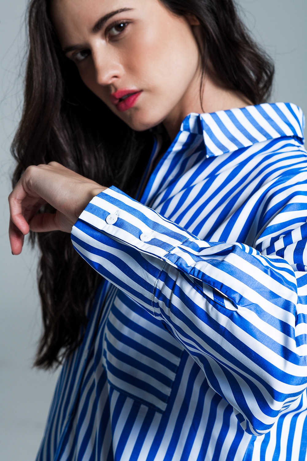 Blusa blanca oversize con rayas verticales en azul y bolsillo en el pecho