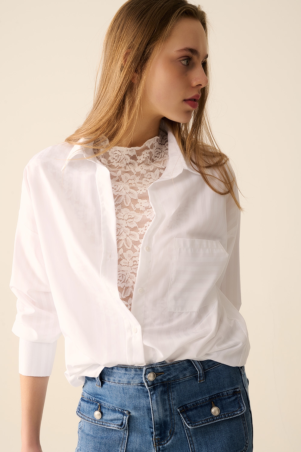Blusa blanca a rayas relajada