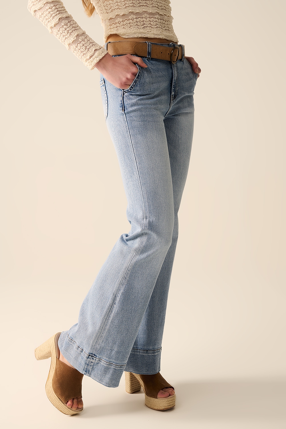 jeans acampanados de lavado claro hechos de denim de alta calidad