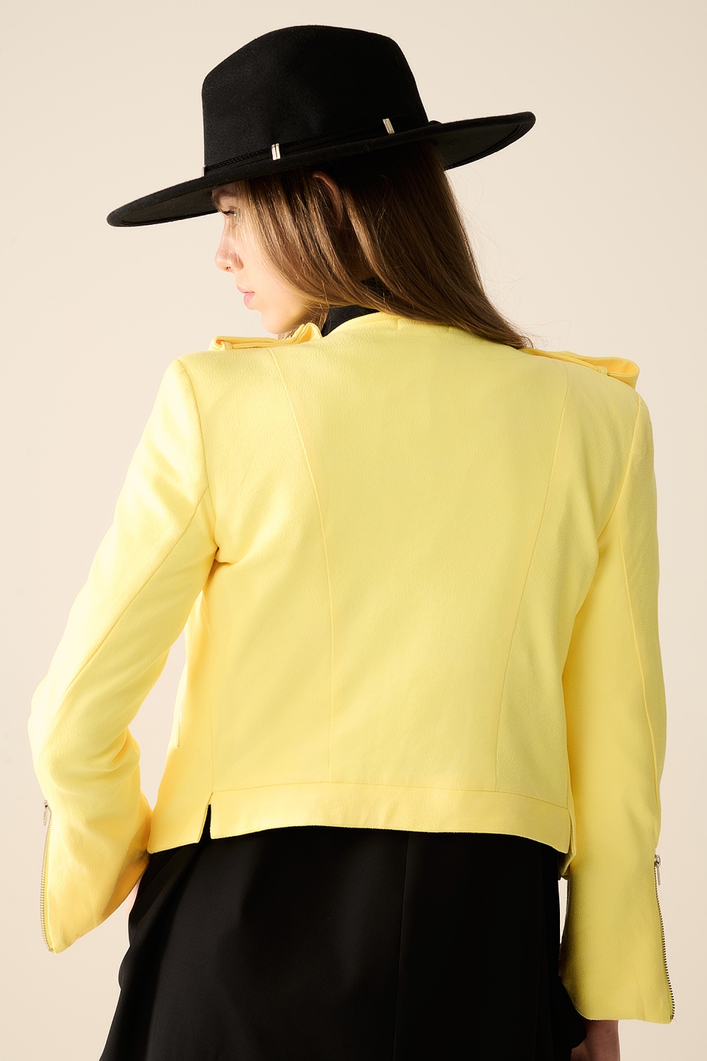 Chaqueta amarilla con detalles de cremallera Chaqueta amarilla con detalles de cremallera
