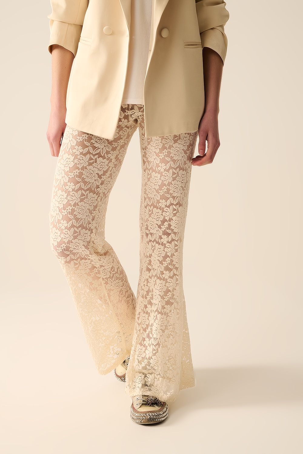 Pantalones acampanados crema en encaje floral