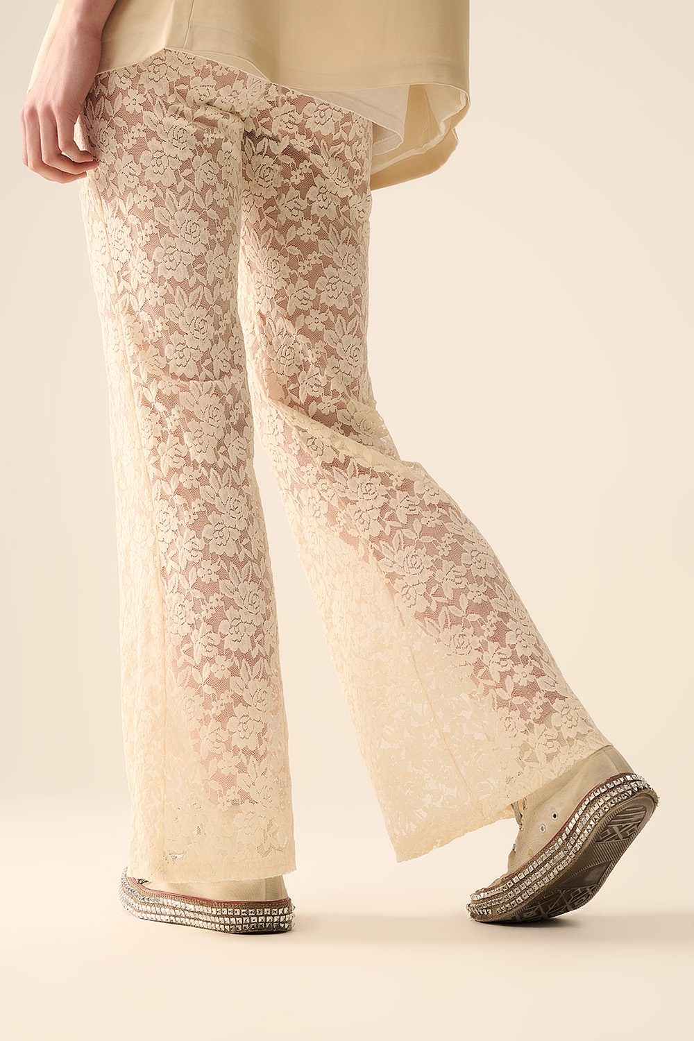 Pantalones acampanados crema en encaje floral