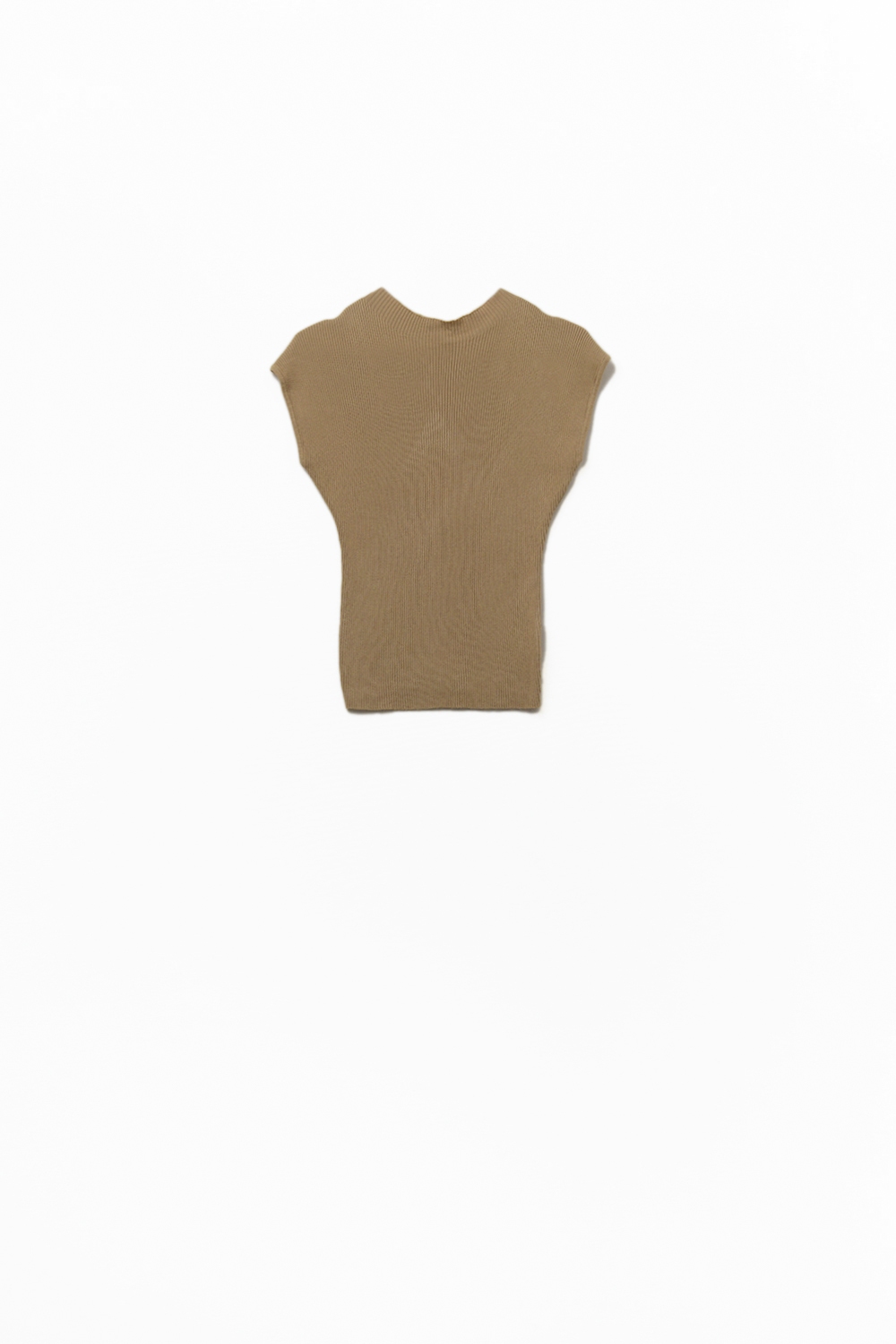 Jersey con cuello alto y mangas de canalé en camel Jersey con cuello alto y mangas de canalé en camel