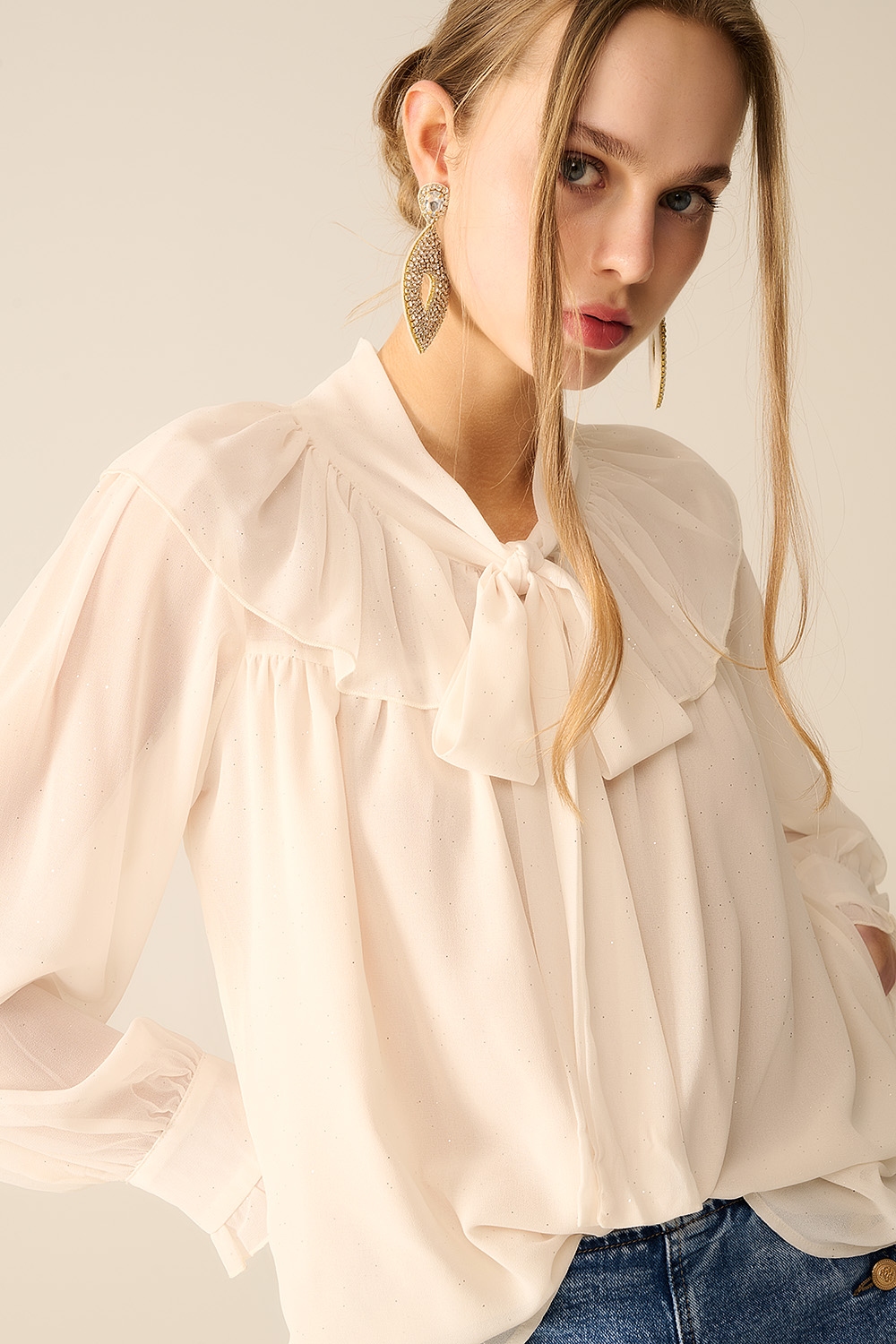 Camisa de gasa beige con detalle de lazo