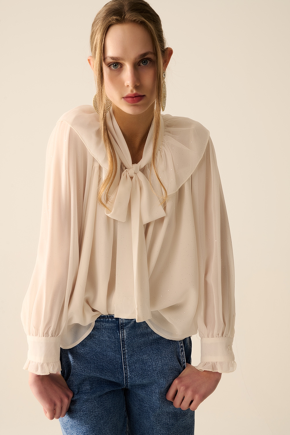 Camisa de gasa beige con detalle de lazo