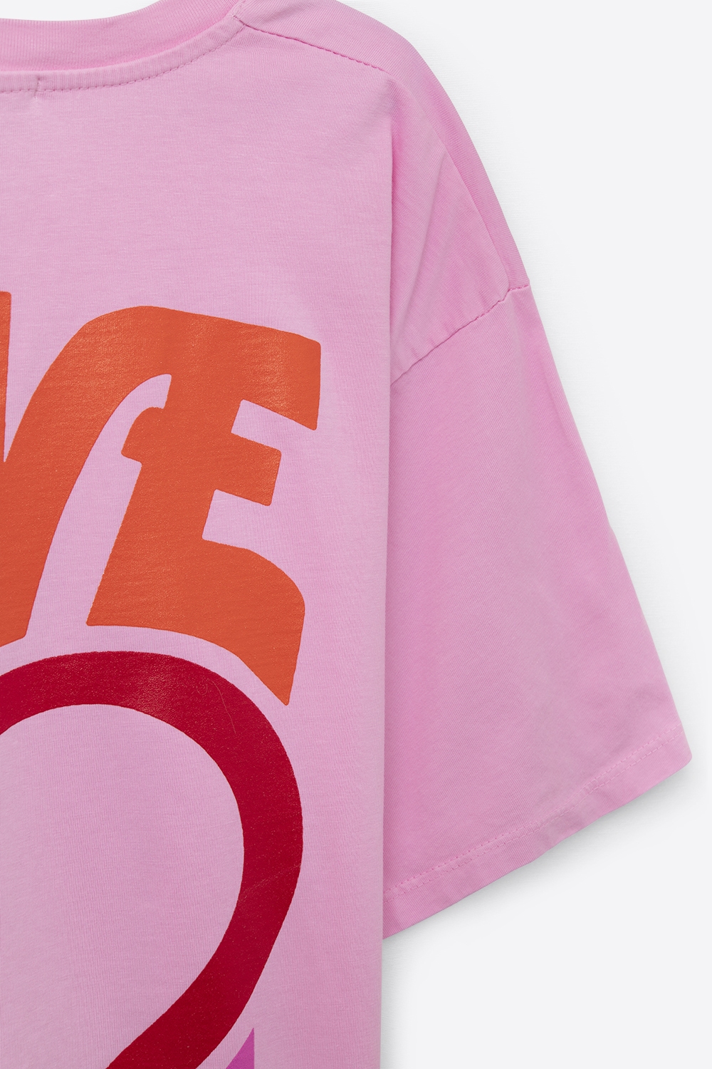 Camiseta rosa con el logotipo Love is Air y Coraz&oacute;n con Paz