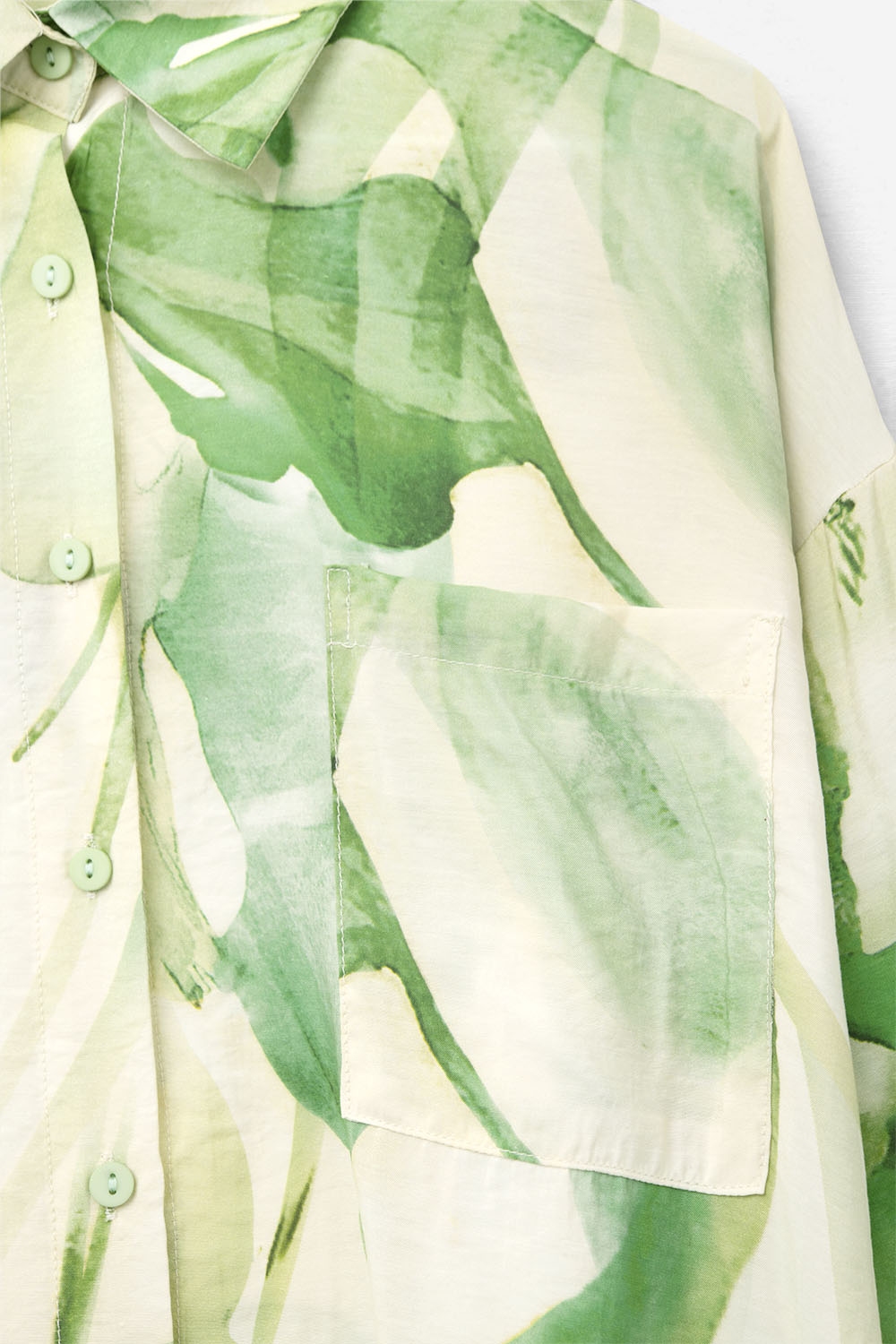 Blusa abotonada con estampado de acuarela en verde Blusa abotonada con estampado de acuarela en verde