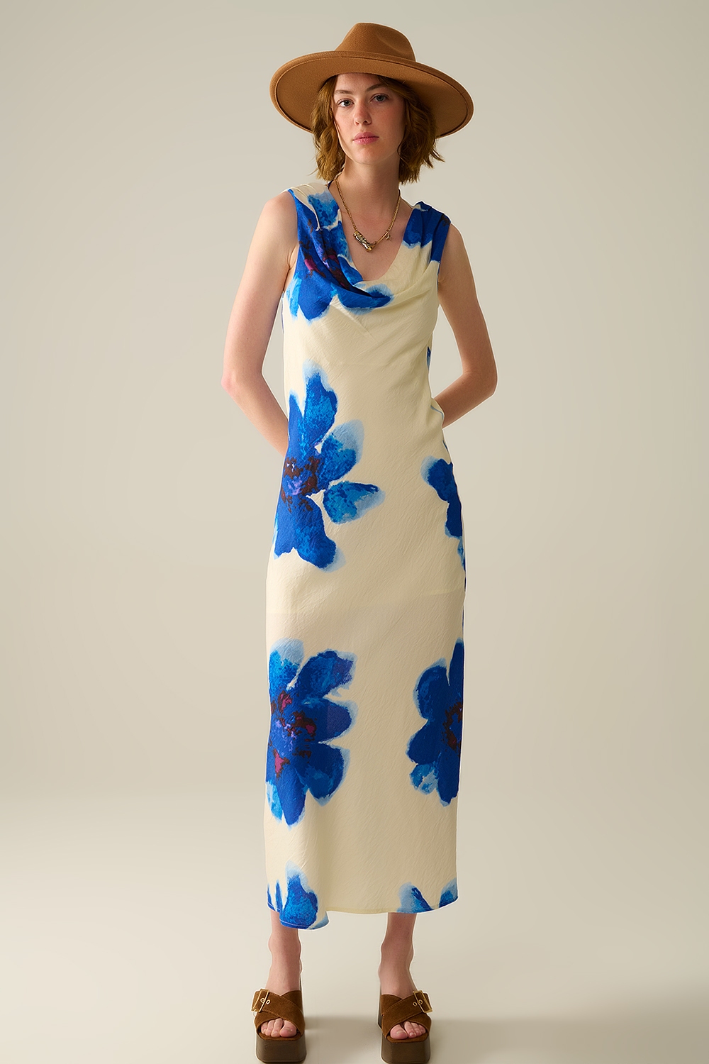 Vestido maxi azul sin mangas y con estampado floral