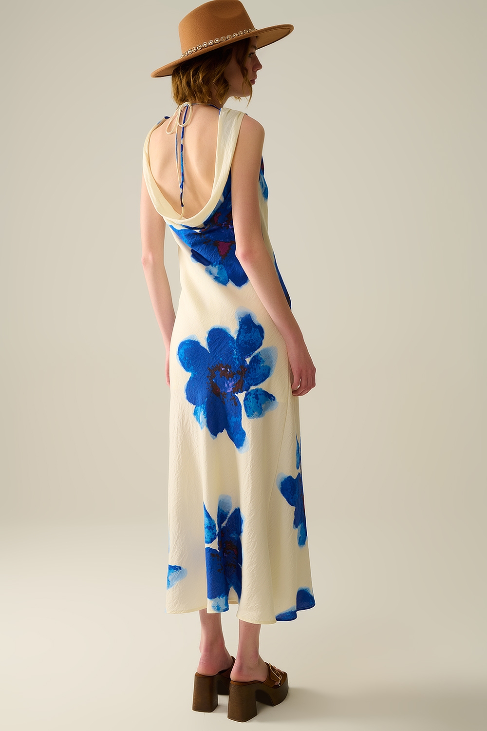 Vestido maxi azul sin mangas y con estampado floral