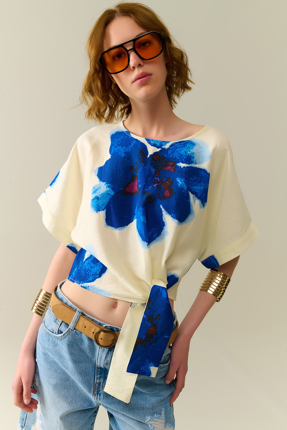 Blusa corta blanca con estampado floral tropical en azul Blusa corta blanca con estampado floral tropical en azul