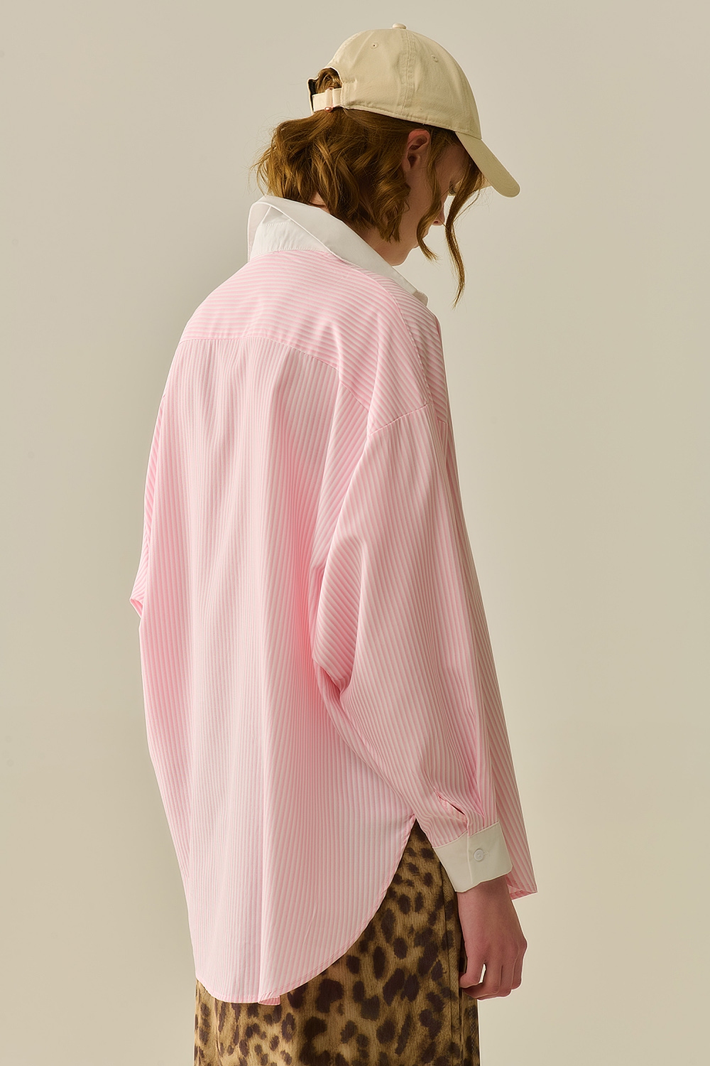 Camisa de rayas rosas con bolsillo y cuello blanco Camisa de rayas rosas con bolsillo y cuello blanco