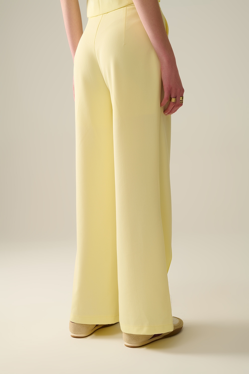 Pantalones de pierna ancha a medida en amarillo Pantalones de pierna ancha a medida en amarillo