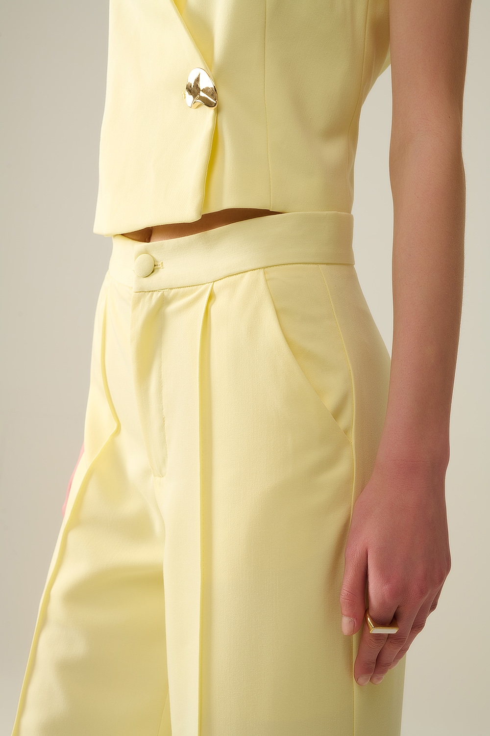 Pantalones de pierna ancha a medida en amarillo Pantalones de pierna ancha a medida en amarillo