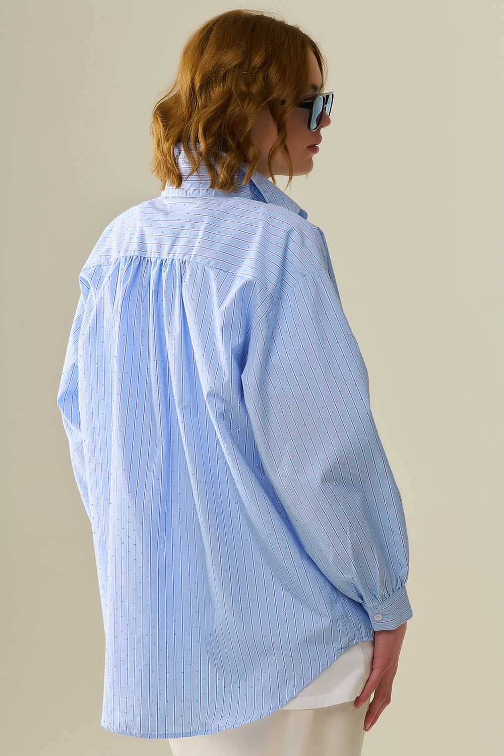 camisa de popelina azul a rayas adornada con strass
