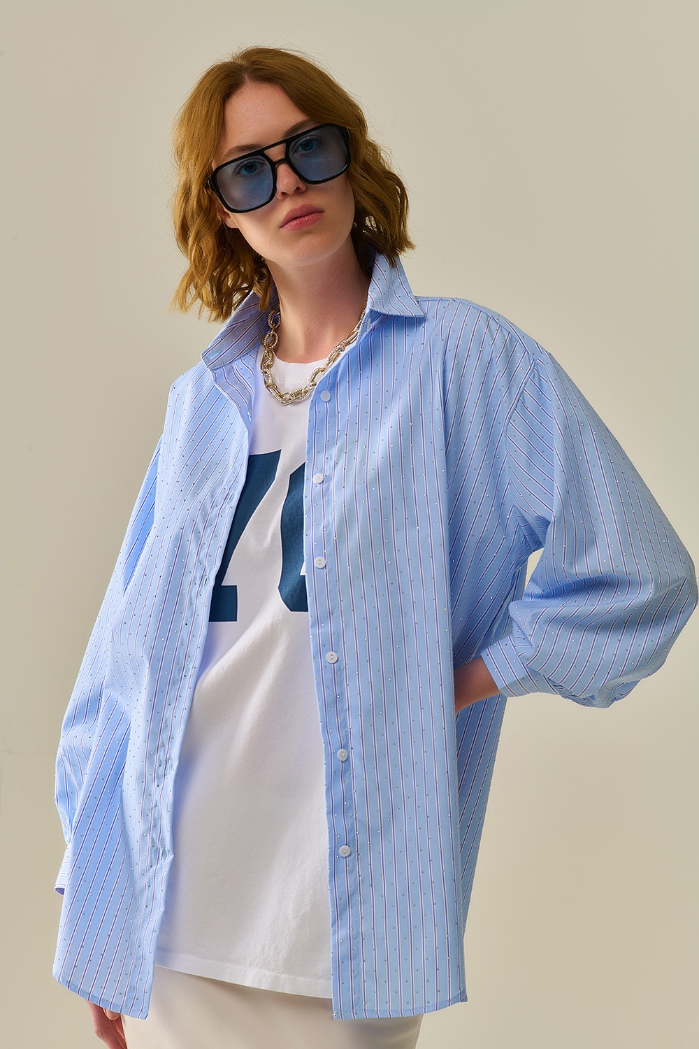 camisa de popelina azul a rayas adornada con strass