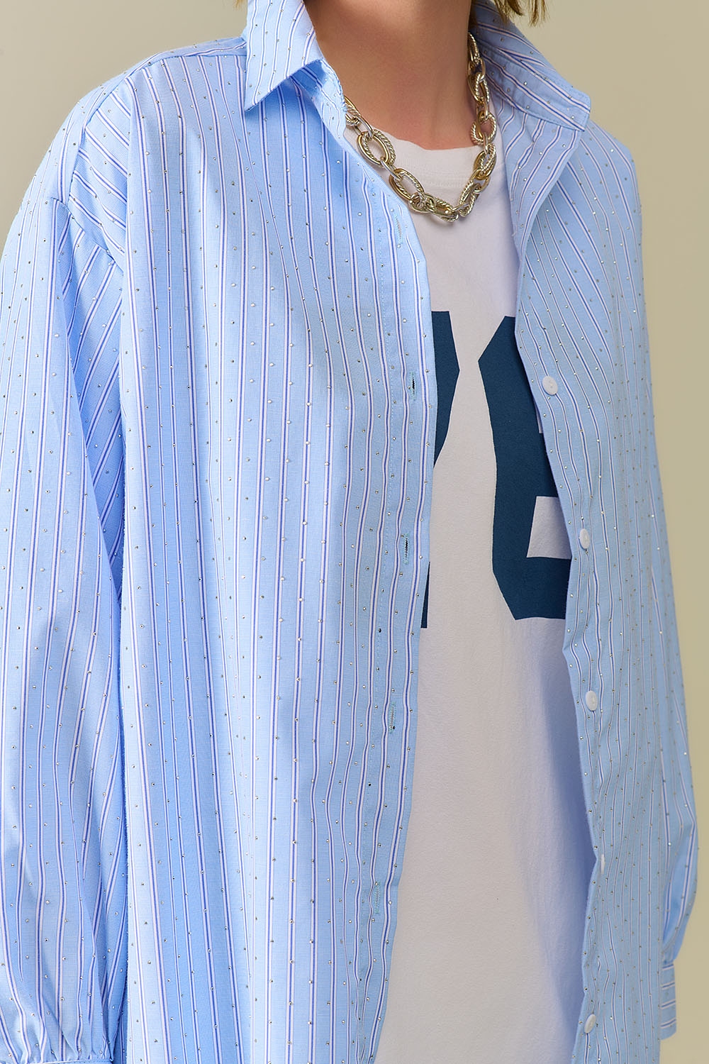 camisa de popelina azul a rayas adornada con strass