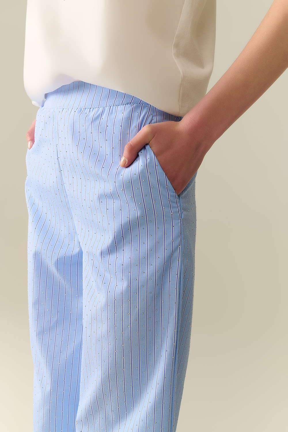 Pantalones anchos de rayas azules con adorno de strass Pantalones anchos de rayas azules con adorno de strass