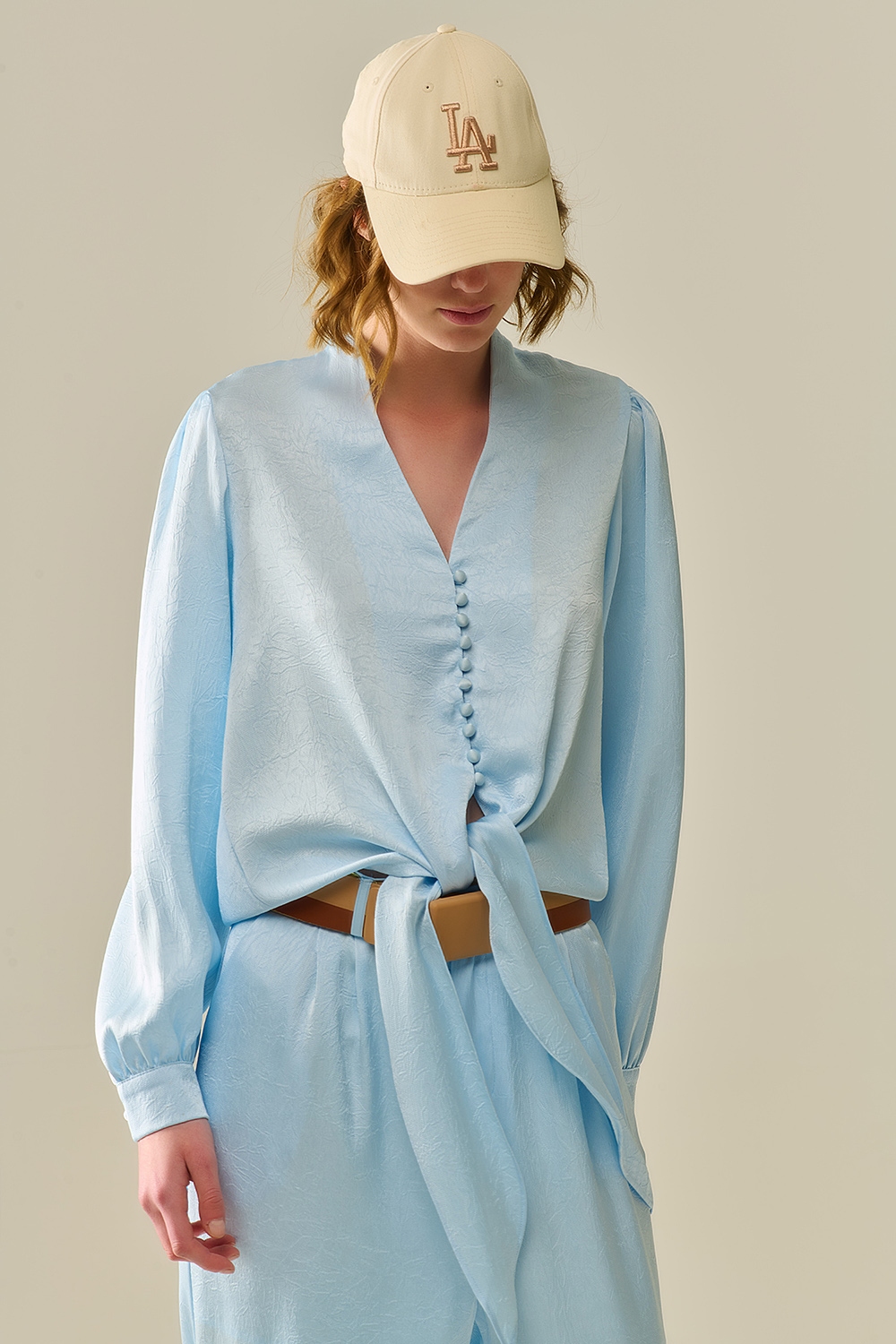 Camisa recortada abotonada en azul con nudo Camisa recortada abotonada en azul con nudo