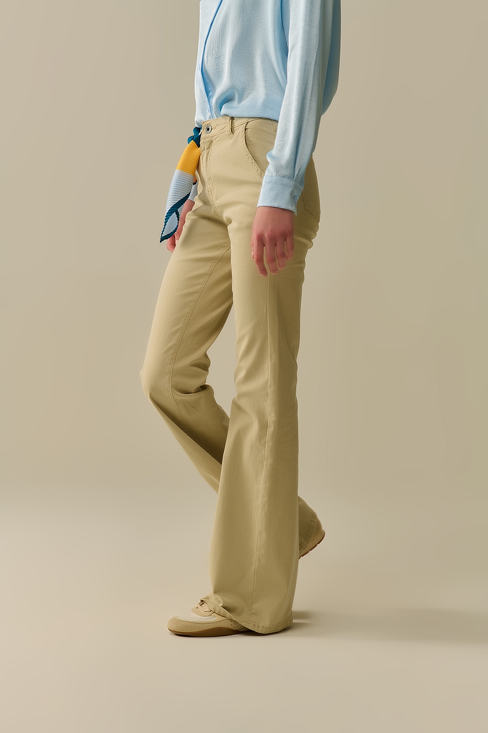 Pantalones Acampanados Beige Cómodos y Elásticos Pantalones Acampanados Beige Cómodos y Elásticos