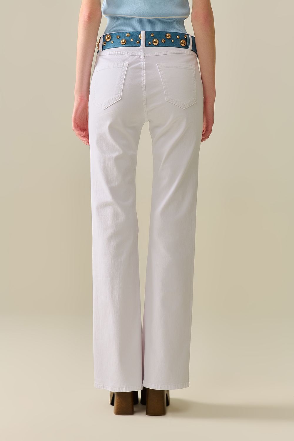 Pantalones Blancos Acampanados Cómodos y Elásticos Pantalones Blancos Acampanados Cómodos y Elásticos