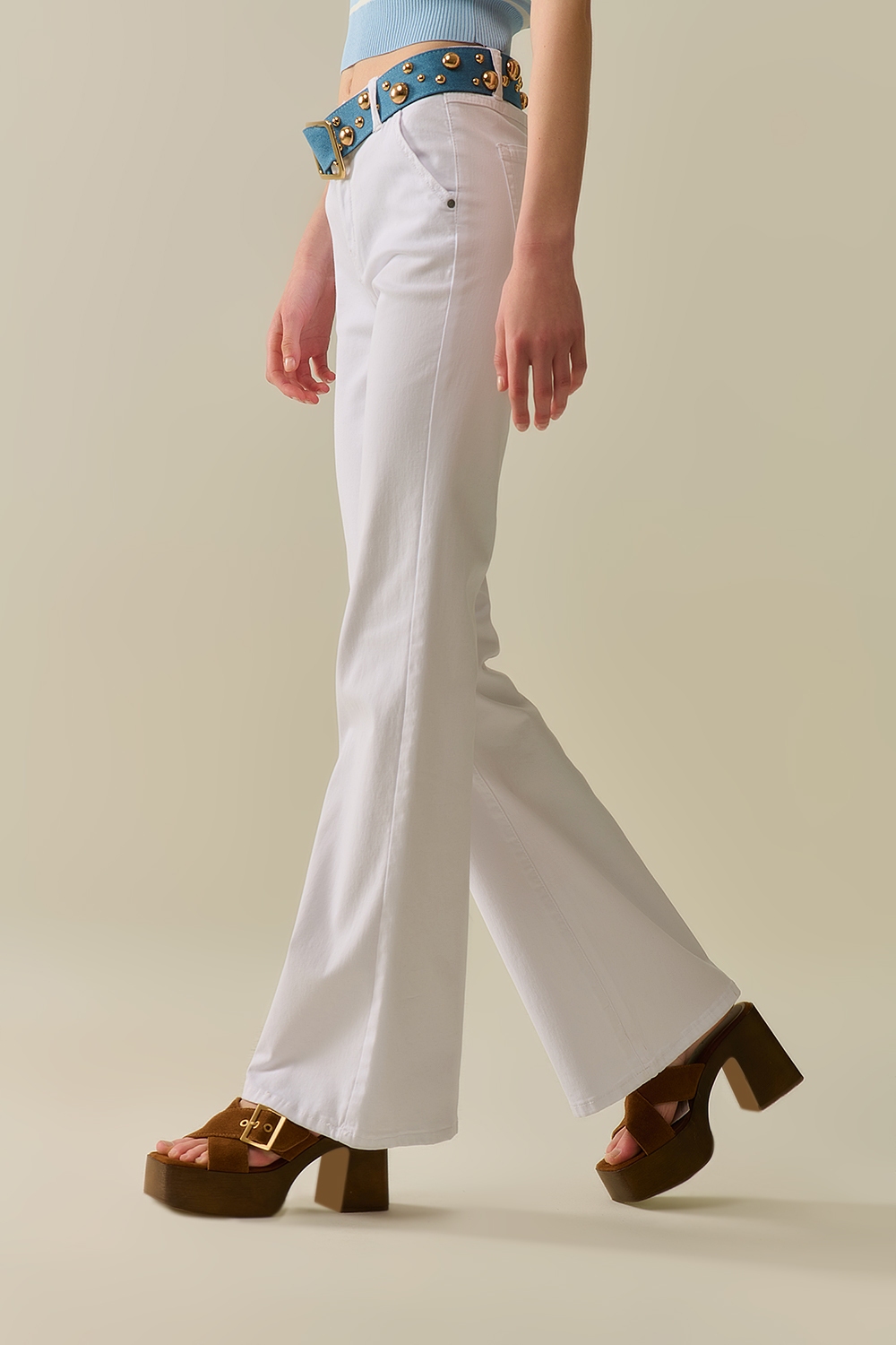 Pantalones Blancos Acampanados Cómodos y Elásticos Pantalones Blancos Acampanados Cómodos y Elásticos