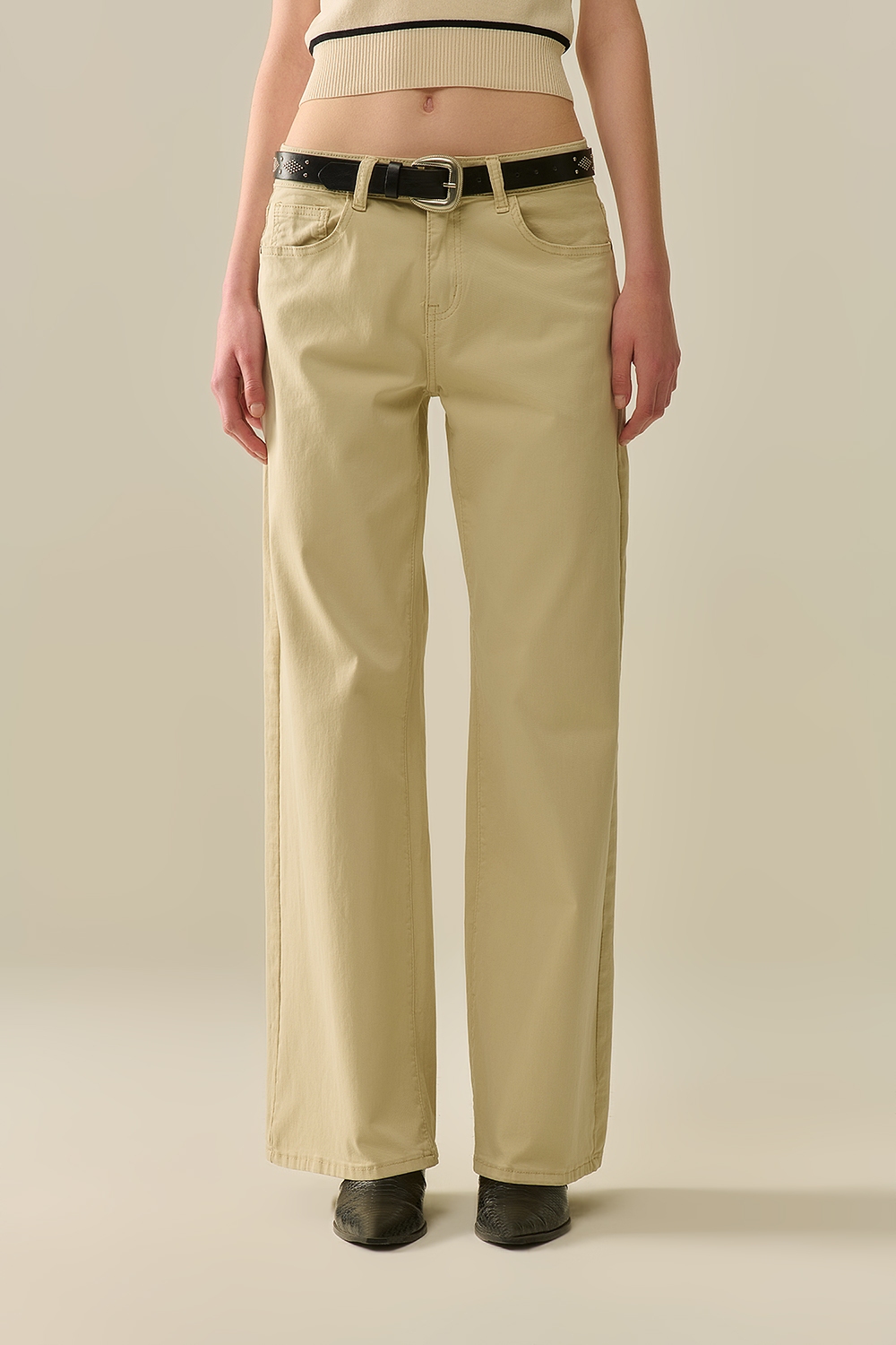 Pantalones beige de pierna ancha y corte recto Pantalones beige de pierna ancha y corte recto