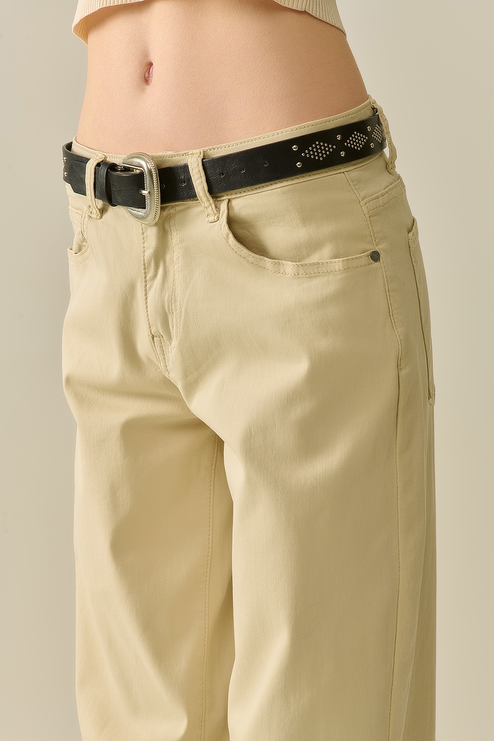 Pantalones beige de pierna ancha y corte recto Pantalones beige de pierna ancha y corte recto