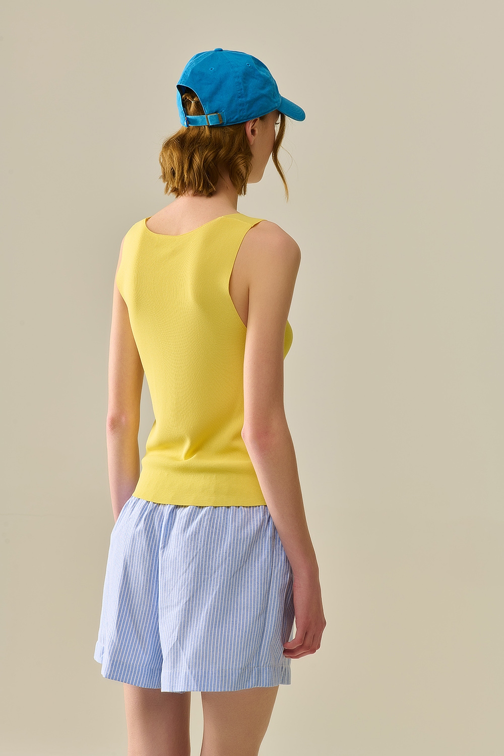 Top amarillo sin mangas de punto fino con cuello en V