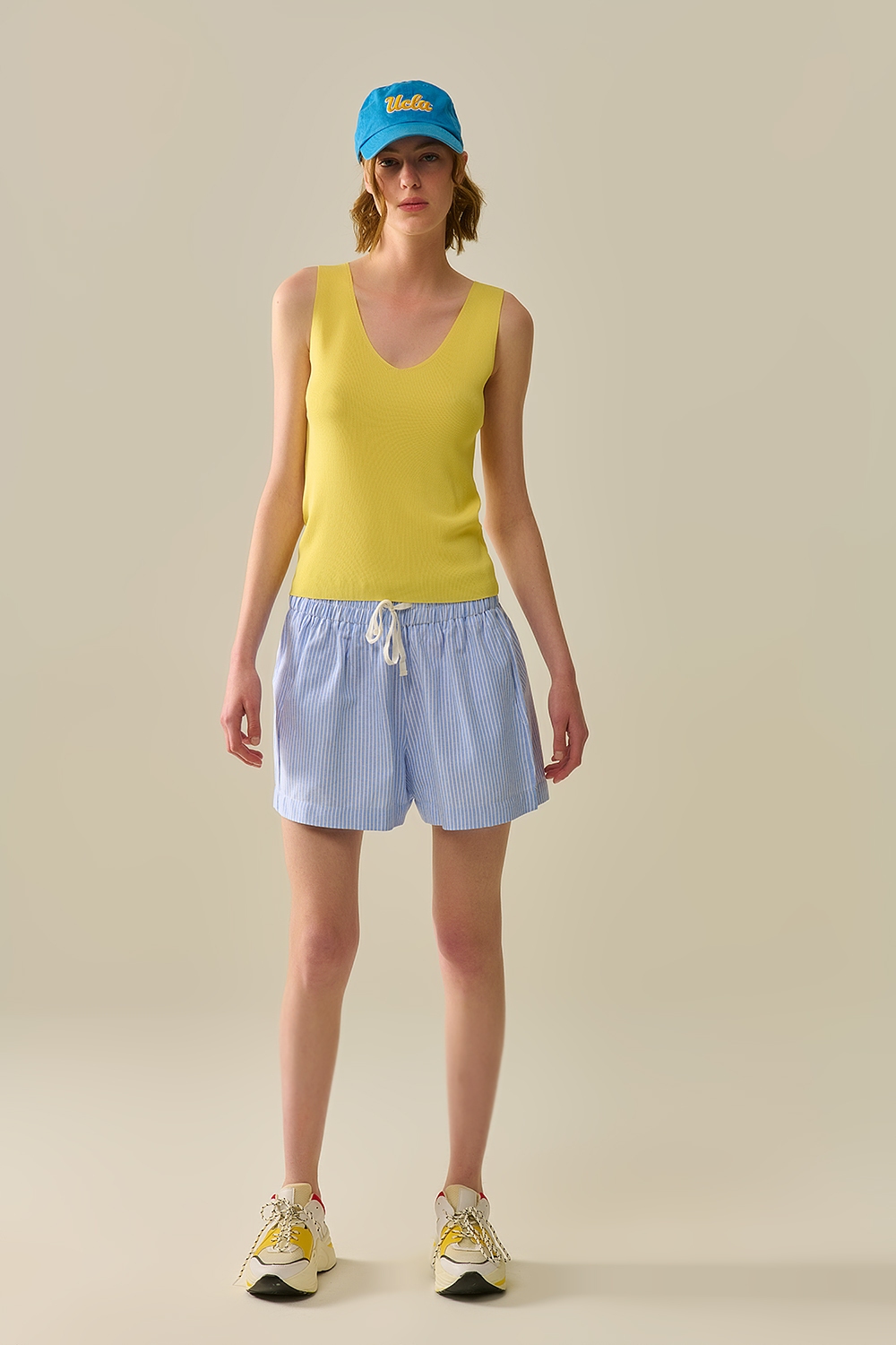 Top amarillo sin mangas de punto fino con cuello en V