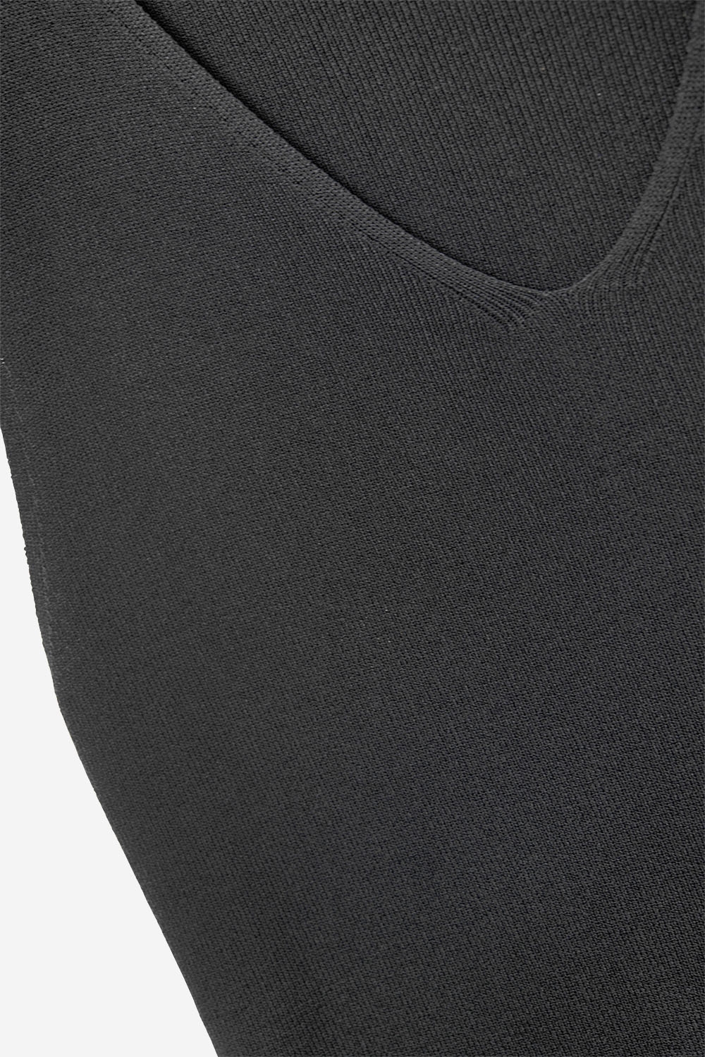 Top negro sin mangas de tejido fino con cuello en V