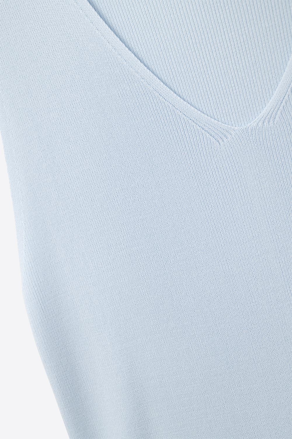 top sin mangas de punto fino color azul beb&eacute; con escote en V