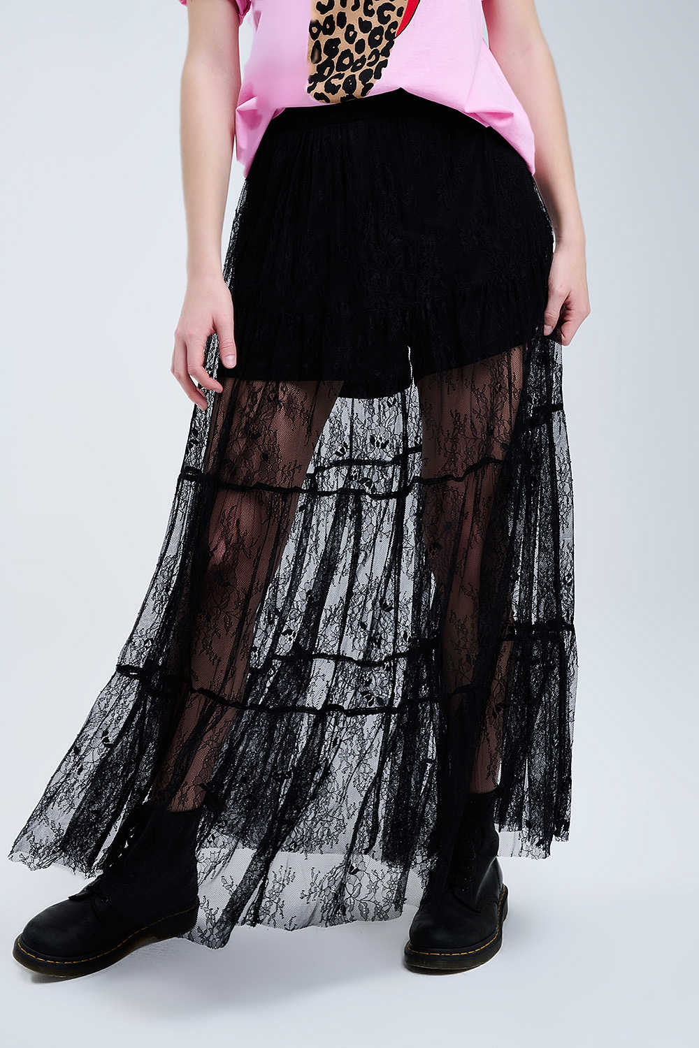 Maxi falda negra de encaje con estampado floral