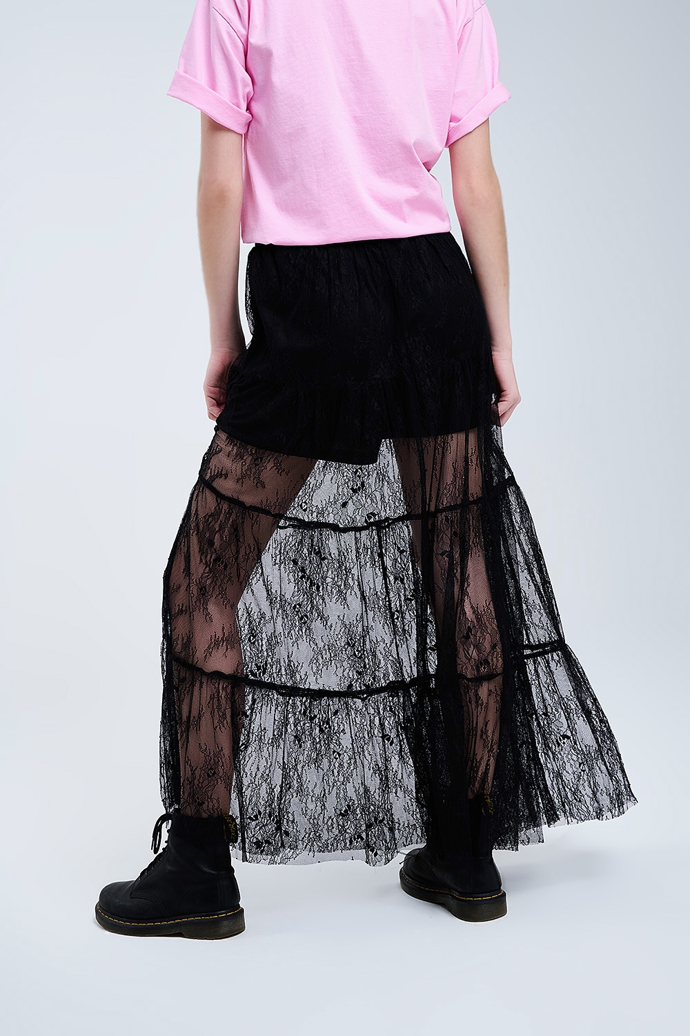Maxi falda negra de encaje con estampado floral