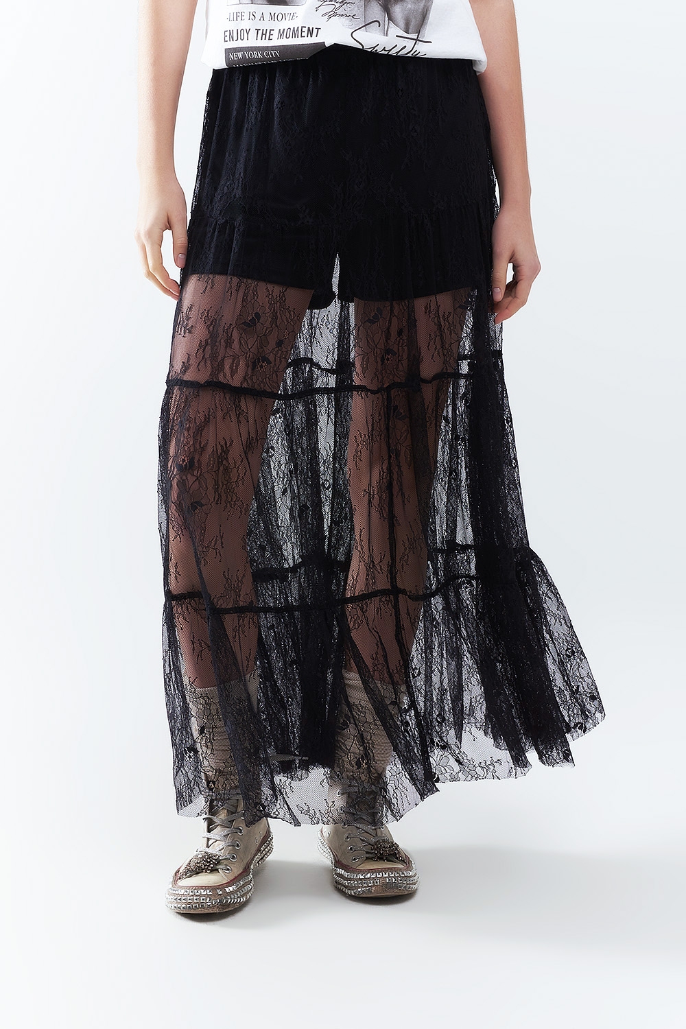 Maxi falda negra de encaje con estampado floral