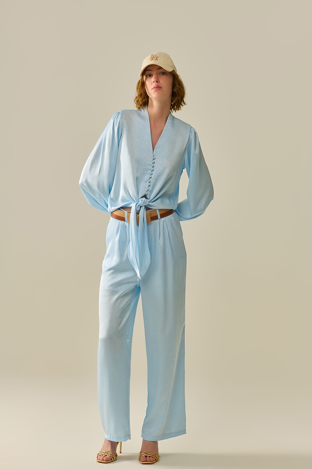 Pantalones de satén a medida con pierna ancha en azul bebé Pantalones de satén a medida con pierna ancha en azul bebé