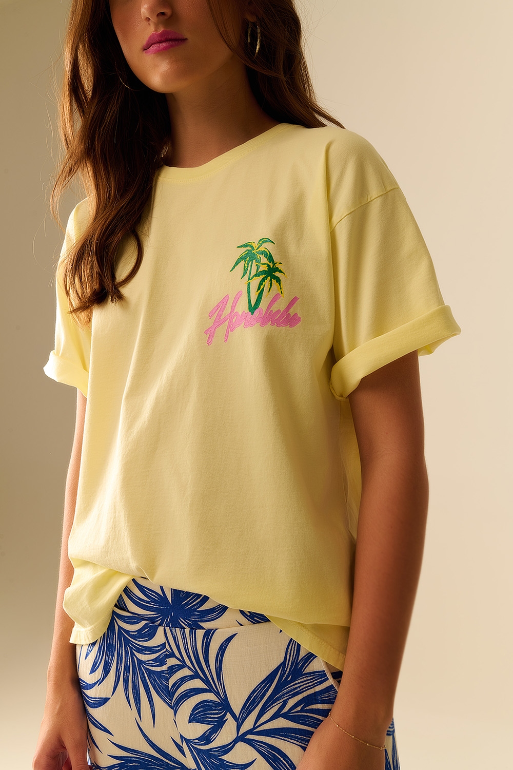 Camiseta amarilla hecha en Italia con gr&aacute;fico de Honolulu