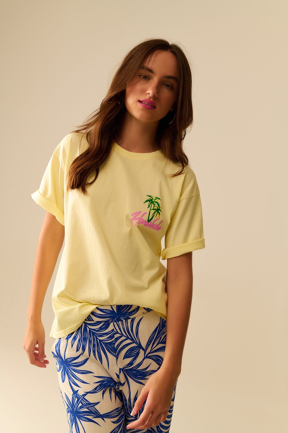 Camiseta amarilla hecha en Italia con gr&aacute;fico de Honolulu