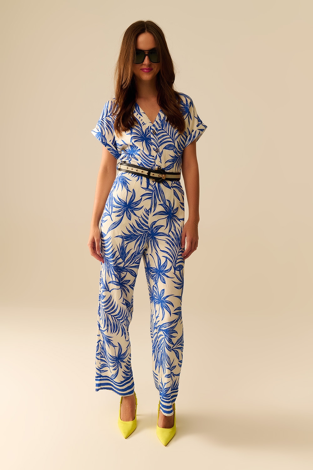 Mono de manga corta con motivo tropical en azul y blanco Mono de manga corta con motivo tropical en azul y blanco