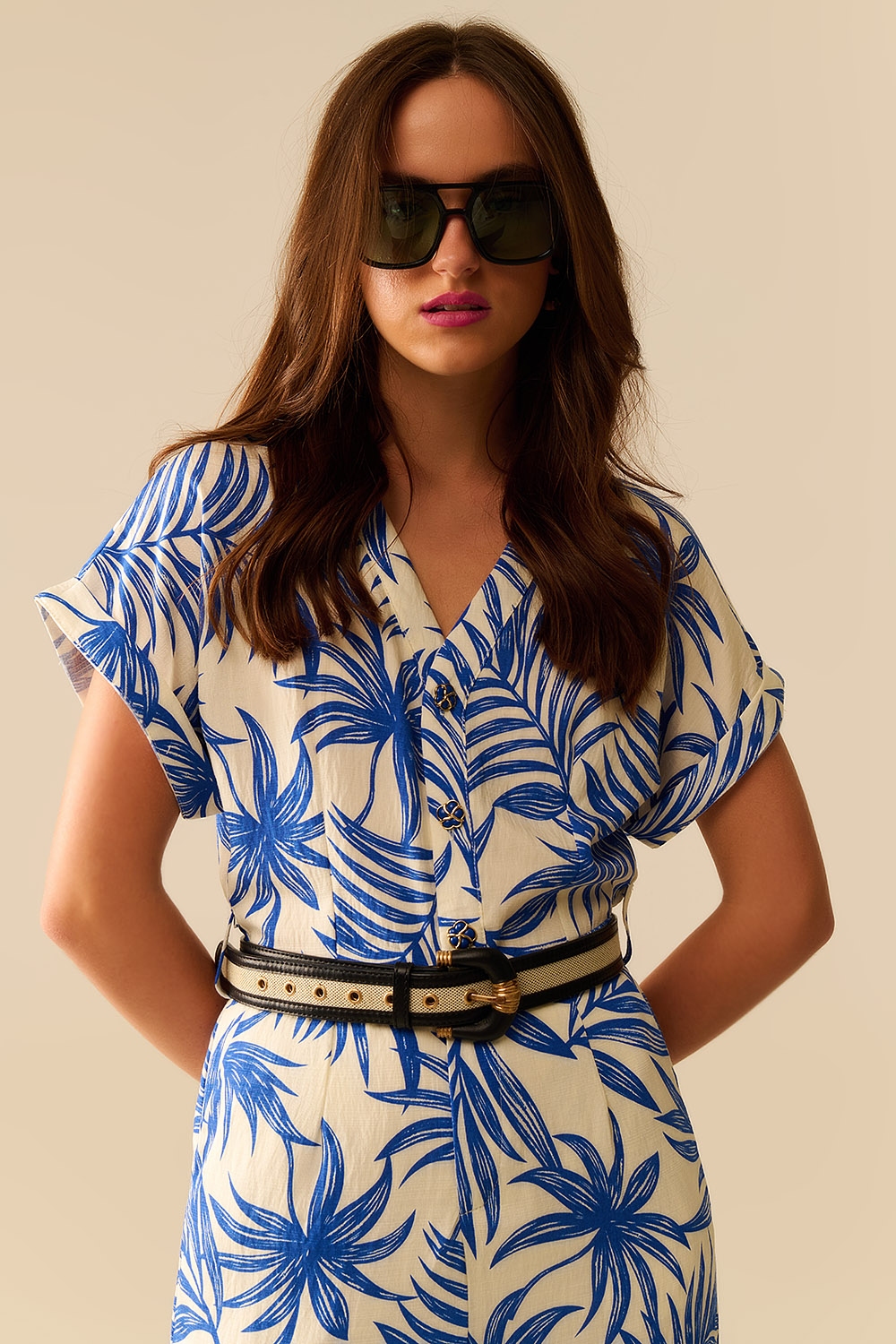 Mono de manga corta con motivo tropical en azul y blanco Mono de manga corta con motivo tropical en azul y blanco