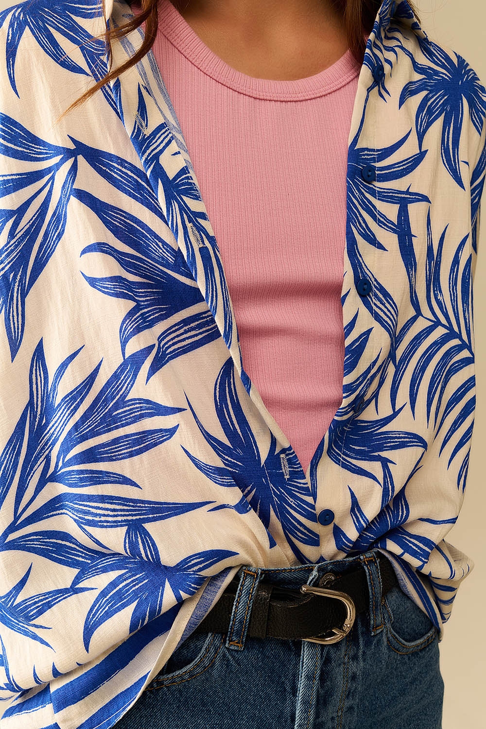 Blusa Relajada con Motivo Tropical en Azul y Blanco Blusa Relajada con Motivo Tropical en Azul y Blanco