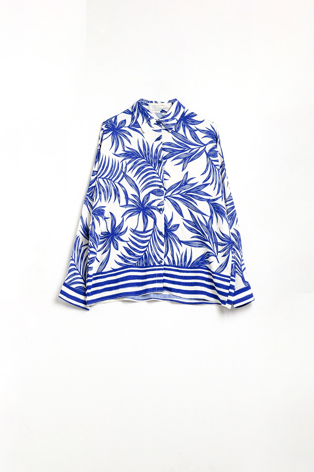 Blusa Relajada con Motivo Tropical en Azul y Blanco Blusa Relajada con Motivo Tropical en Azul y Blanco